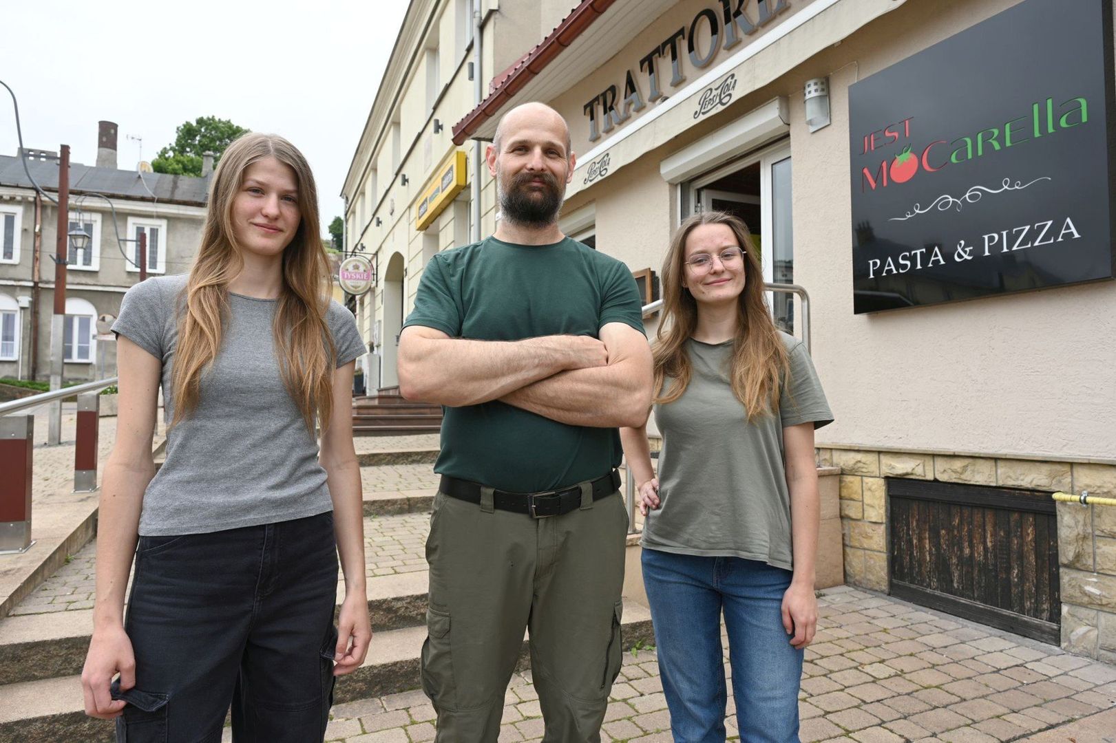 &#34;Jest MOCarella&#34; rusza w najbliższą niedzielę. Na zdjęciu właściciel lokalu Rafał z córkami.