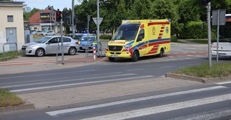 Kolizja z udziałem hulajnogi elektrycznej na ulicy Szczecińskiej w Słupsku. Kierowca nie ustąpił pierwszeństwa