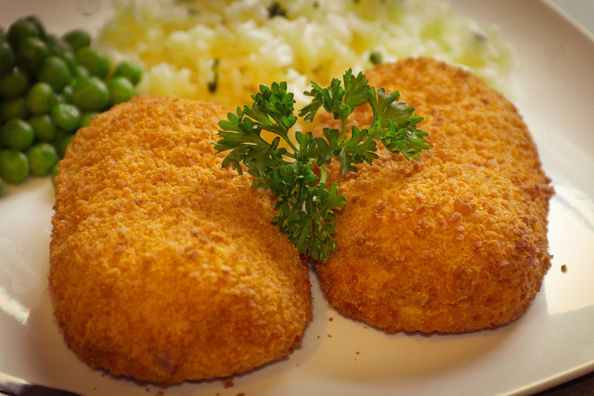 Transform leftovers into gourmet delight: Potato cutlets with nut crust