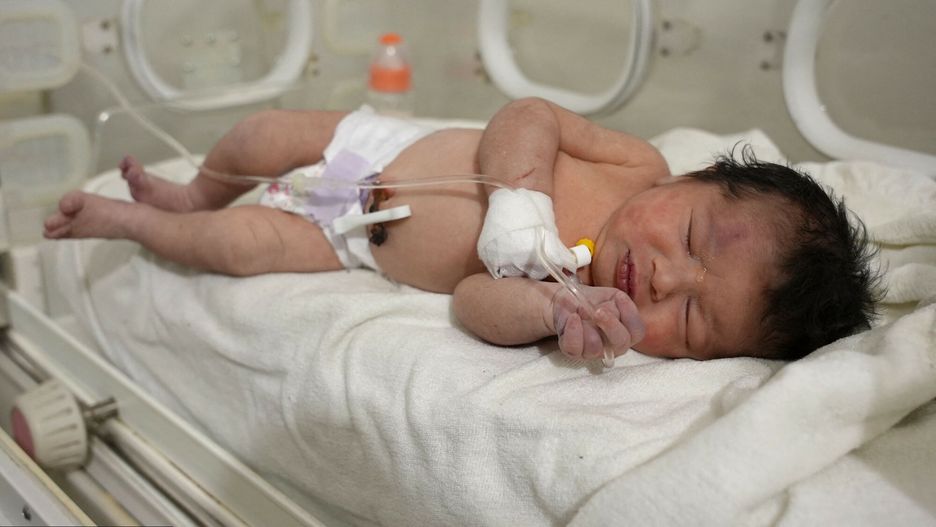 Noworodek uratowany spod gruzów. Dziecko było połączone pępowiną z matką