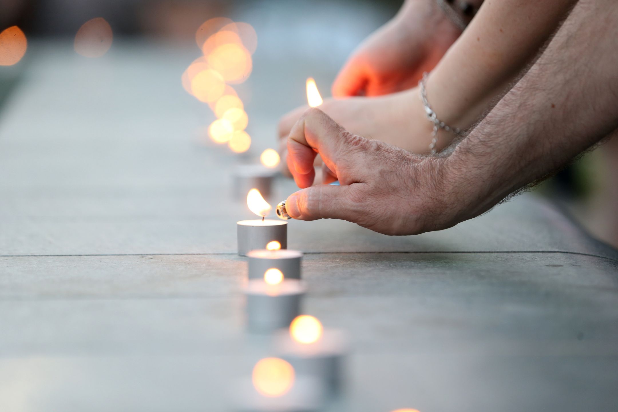 An activist lights candles to mark the 29th anniversary of the Srebrenica genocide in Belgrade, Serbia, 11 July 2024. More than 8,000 Muslim men and boys were executed in the 1995 killing spree in Srebrenica, Bosnia and Herzegovina, considered to be the worst atrocity of Bosnia's 1992-95 war, after Bosnian Serb forces overran the town. EPA/ANDREJ CUKIC Dostawca: PAP/EPA.