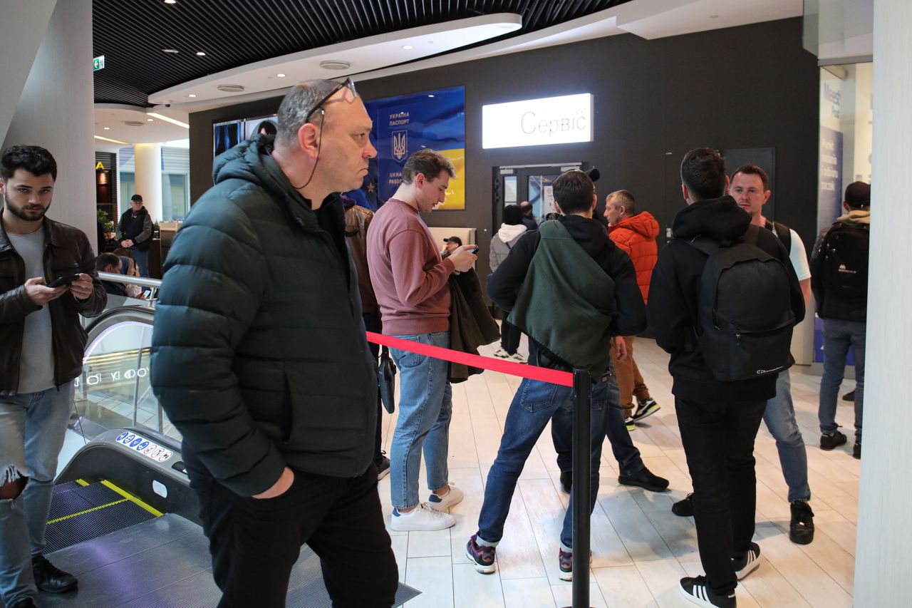 Kolejka oczekujących przed ukraińskim punktem paszportowym w centrum handlowym Blue City w Warszawie