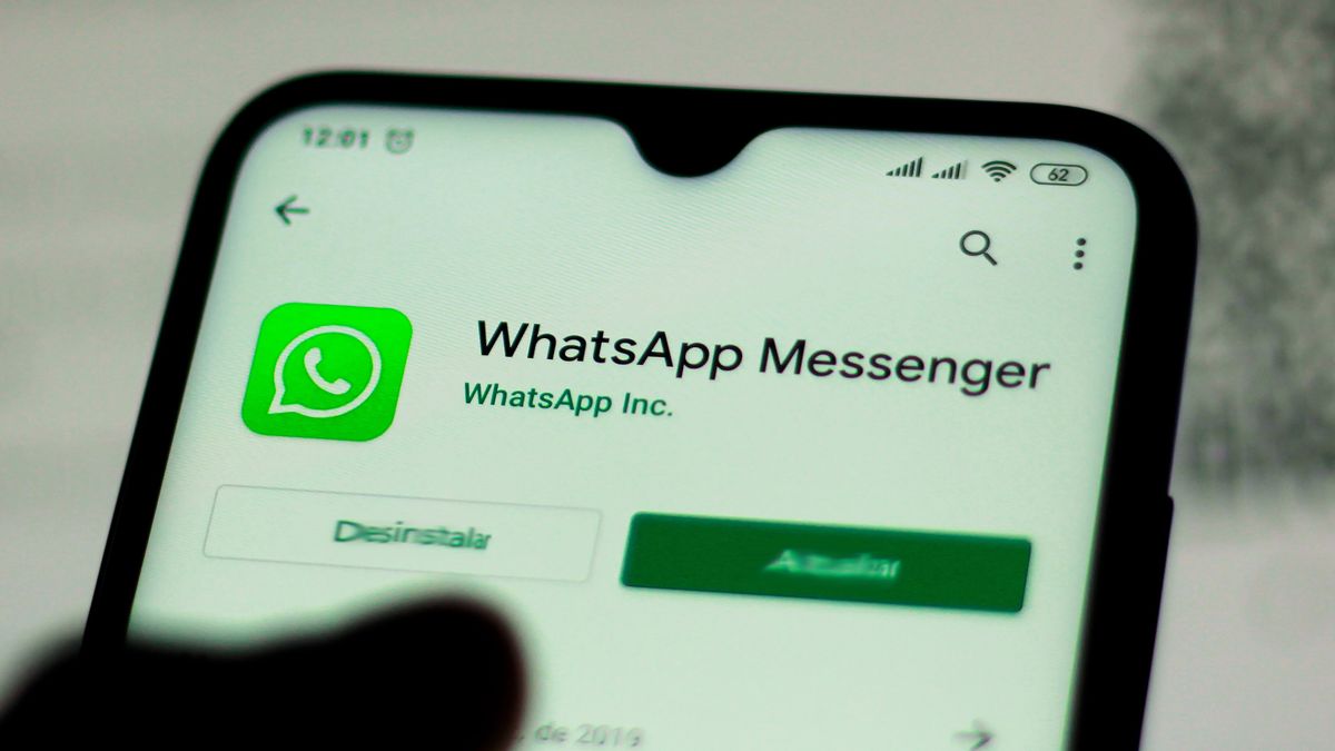 BRAZIL - 2019/12/11: In this photo illustration the WhatsApp logo is seen displayed on a smartphone. (Photo Illustration by Rafael Henrique/SOPA Images/LightRocket via Getty Images)