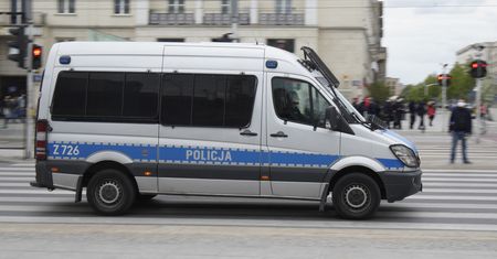 Warszawa. Sześć osób przykleiło się do szyby. Sprzeciw wobec Black Friday