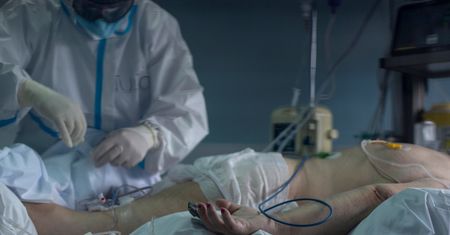 "Najgroźniejsza z odmian". Południowoafrykańska mutacja koronawirusa w Polsce