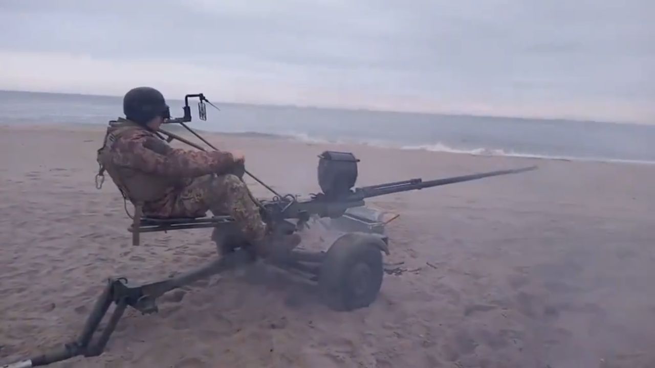Armaty automatyczne M75 broniące Odessy przed dronami Shahed.