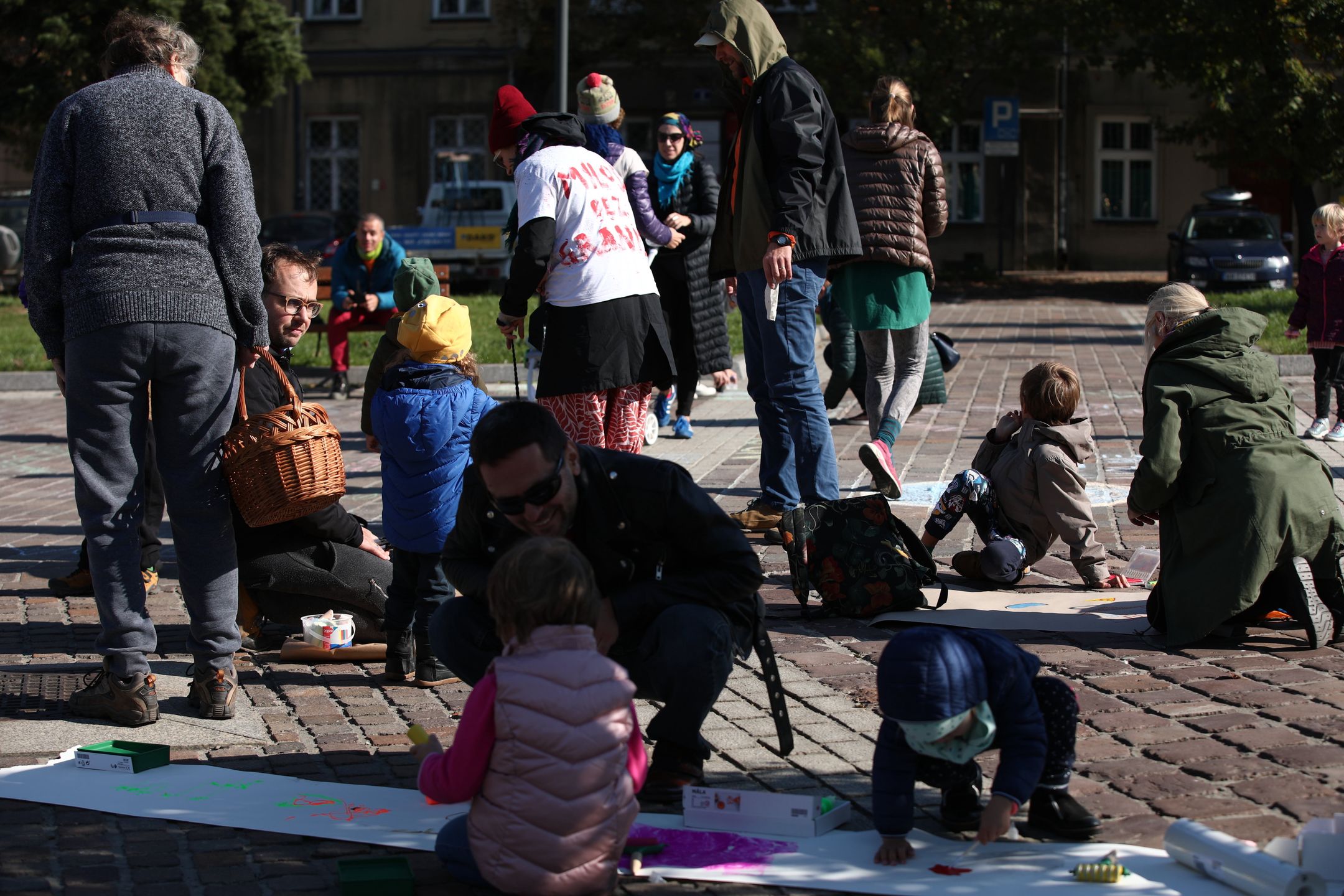 Kraków. Akcja rysowania kredą w solidarności z migrantami