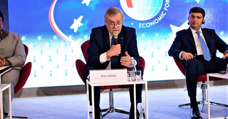 Gliński: spodziewaliśmy się większego kryzysu. "Gdzie indziej skazywali starszych na śmierć"