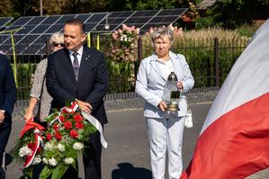 Jeziorki, złożenie wiązanek kwiatów pod obeliskiem P. Konieczki