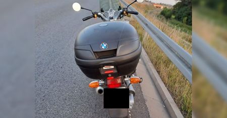 Fałysze tablice i brak uprawnień. Kotrola drogowa zaskoczyła 52-latka na motocyklu
