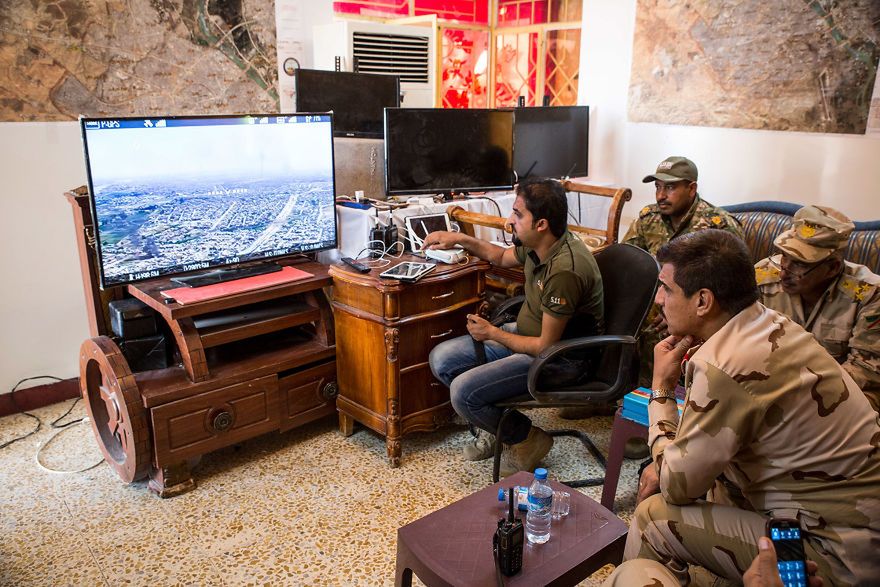Irakijscy żołnierze pilotujący drona.