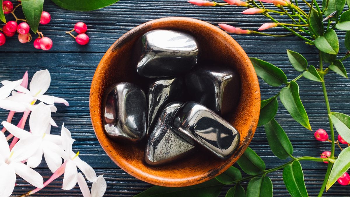 Hematyt, choć spotykany jest w wielu różnych formach i barwach, najczęściej jest czarny.