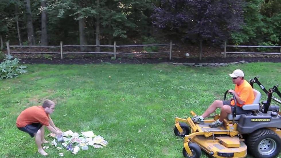 Świr czy odpowiedzialny rodzic? Ojciec niszczy kosiarką kolekcję gier syna 1