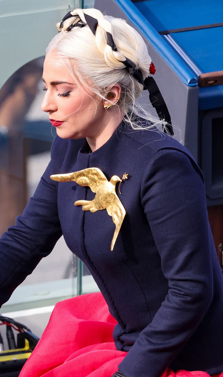 Lady Gaga w kolorach amerykańskiej flagi śpiewa hymn na zaprzysiężeniu Joe Bidena