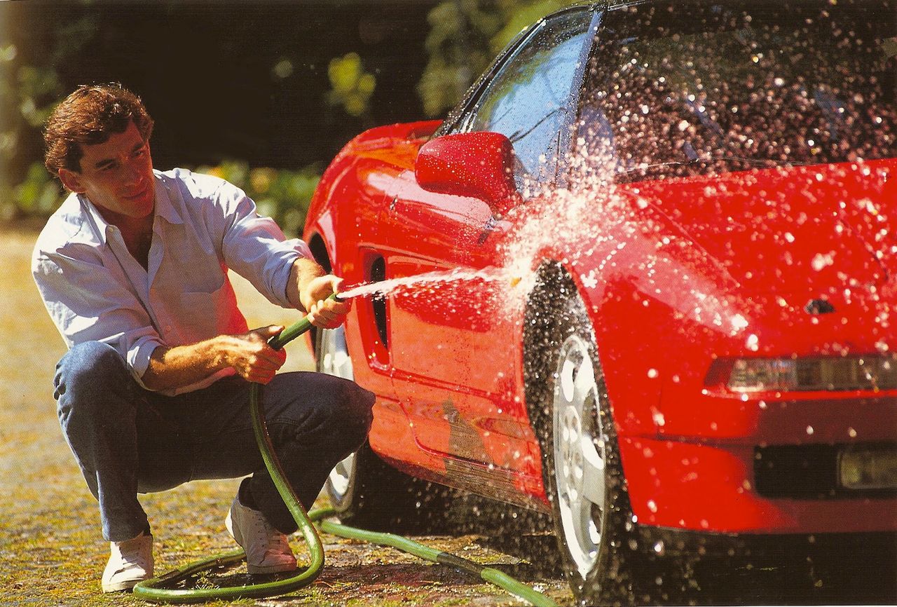 Ayrton myjący swoją Hondę NSX.