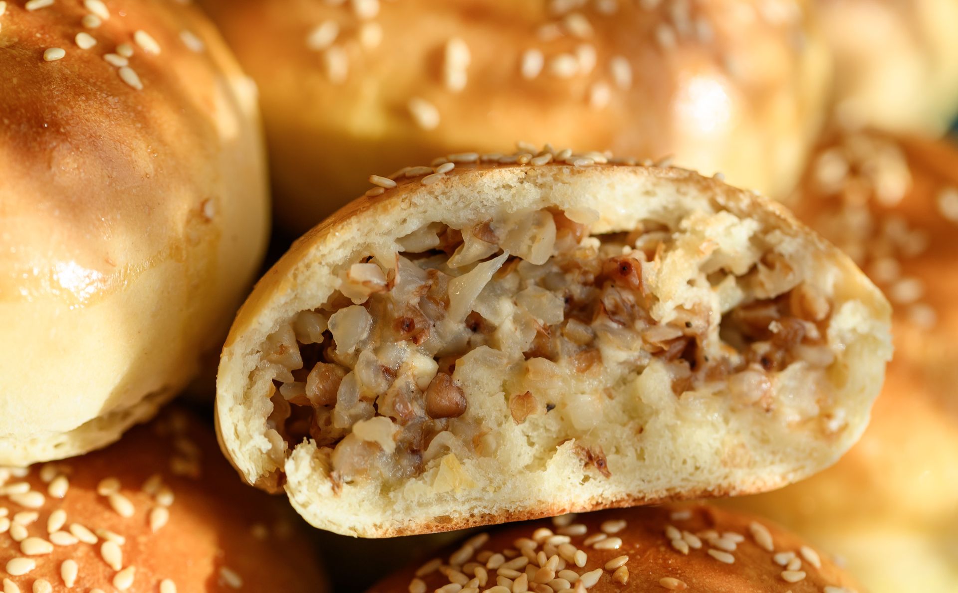 Do barszczu piekę bułeczki z kaszą gryczaną. Sprawdzają się lepiej niż paszteciki