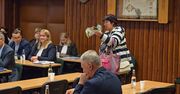 Zakopane: Mieszkanka w rozpaczy pokazała radnym spleśniały chleb