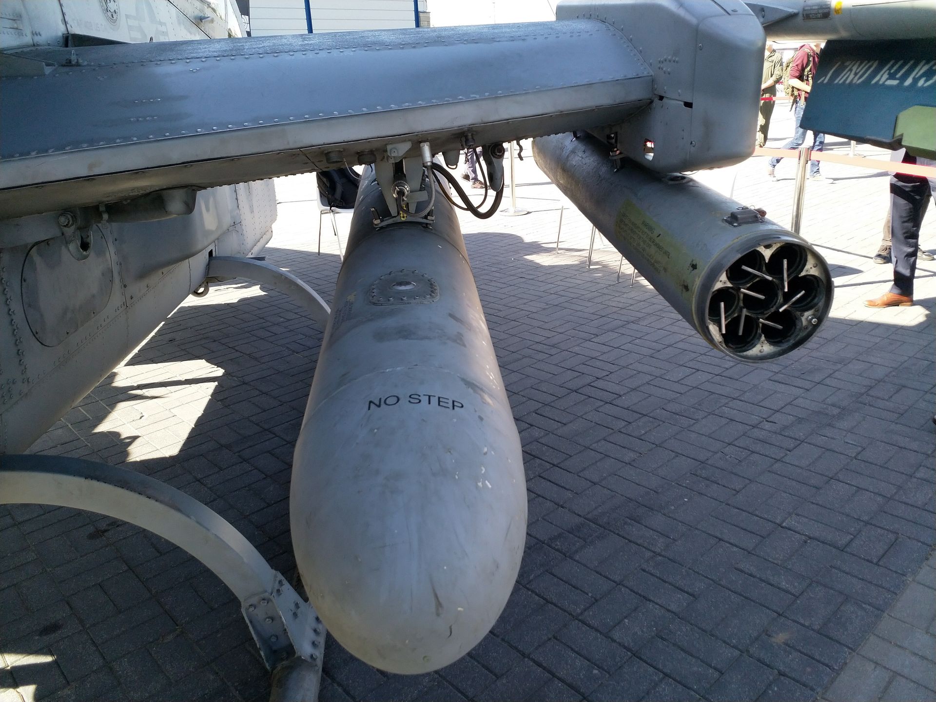 Dodatkowy zbiornik na paliwo. AH-1Z może przenosić dwie sztuki.