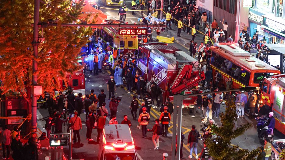 Rescuers move injured people on a street in Seoul's Itaewon area after about 50 people fell into cardiac arrest in a stampede during Halloween parties in Seoul, South KOrea, 29 October 2022. EPA/YONHAP SOUTH KOREA OUT Dostawca: PAP/EPA.