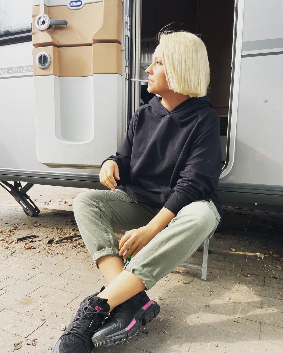 Dorota Szelągowska raczy się papierosem