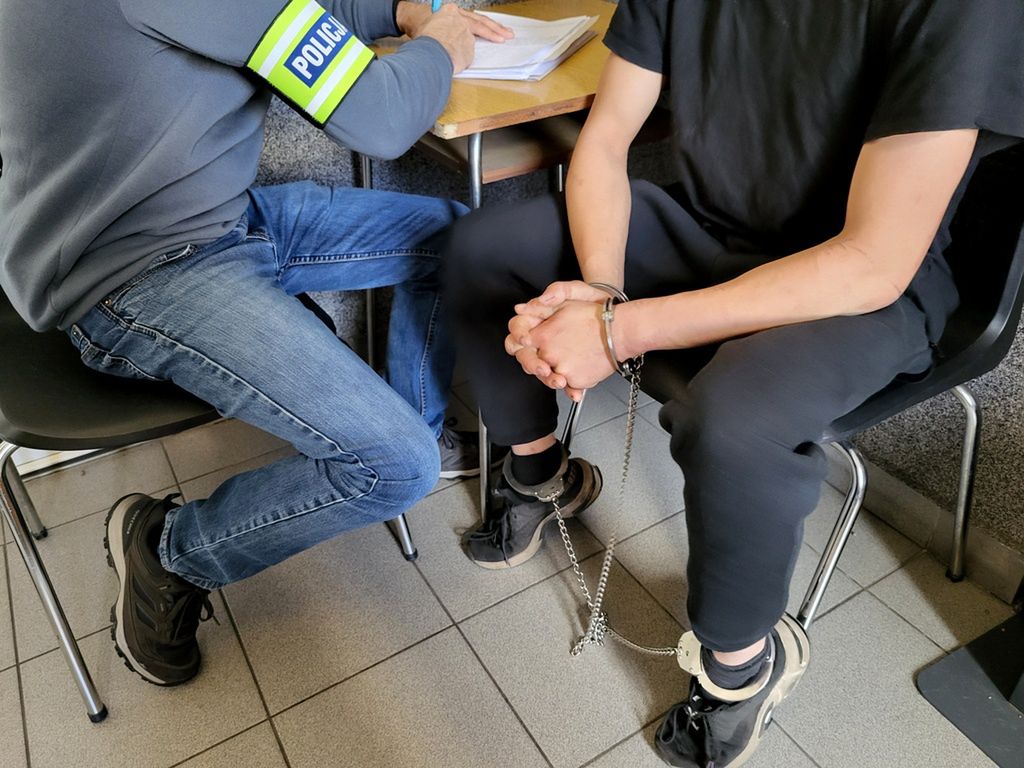 Pod wpływem narkotyków i z sądowym zakazem prowadzenia pojazdów wjechał w dzieci idące chodnikiem.
