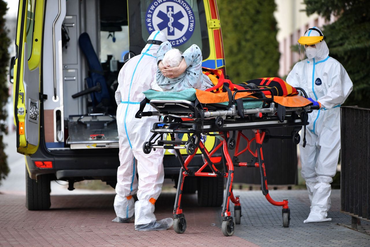 Koronawirus. Wojewodowie polują na lekarzy. Do pracy w szpitalu wezwano nawet karmiącą matkę