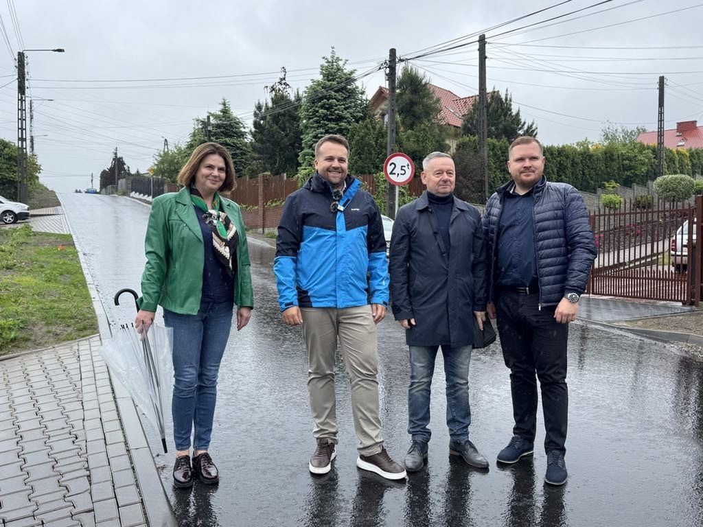 Na zdjęciu, od lewej: radna Agnieszka Cheda, prezydent Starachowic Marek Materek, radny Tomasz Andrzejewski, radny Dominik Zuba.