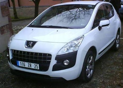 Peugeot 3008 ustrzelony przez paparazzi