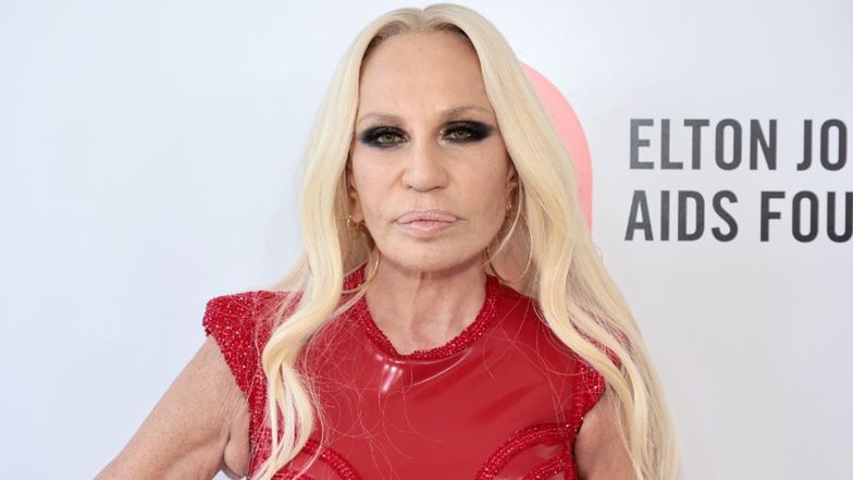 Donatella Versace przed operacjami plastycznymi. Pamiętacie jeszcze, jak dawniej wyglądała? (FOTO)