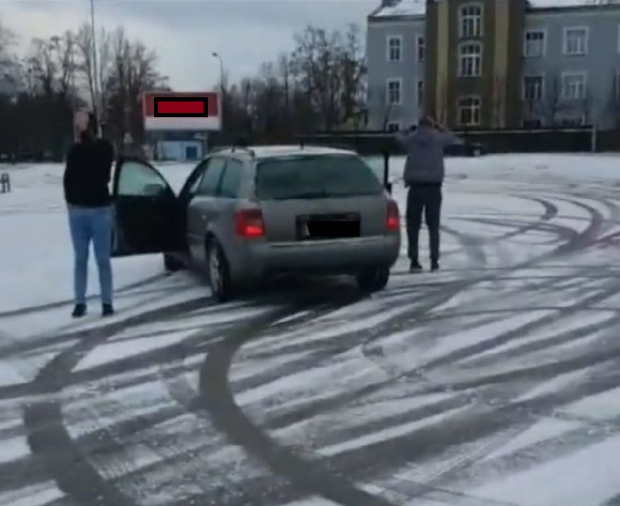 Driftował na parkingu. 23-latek zapłaci wysoką karę 