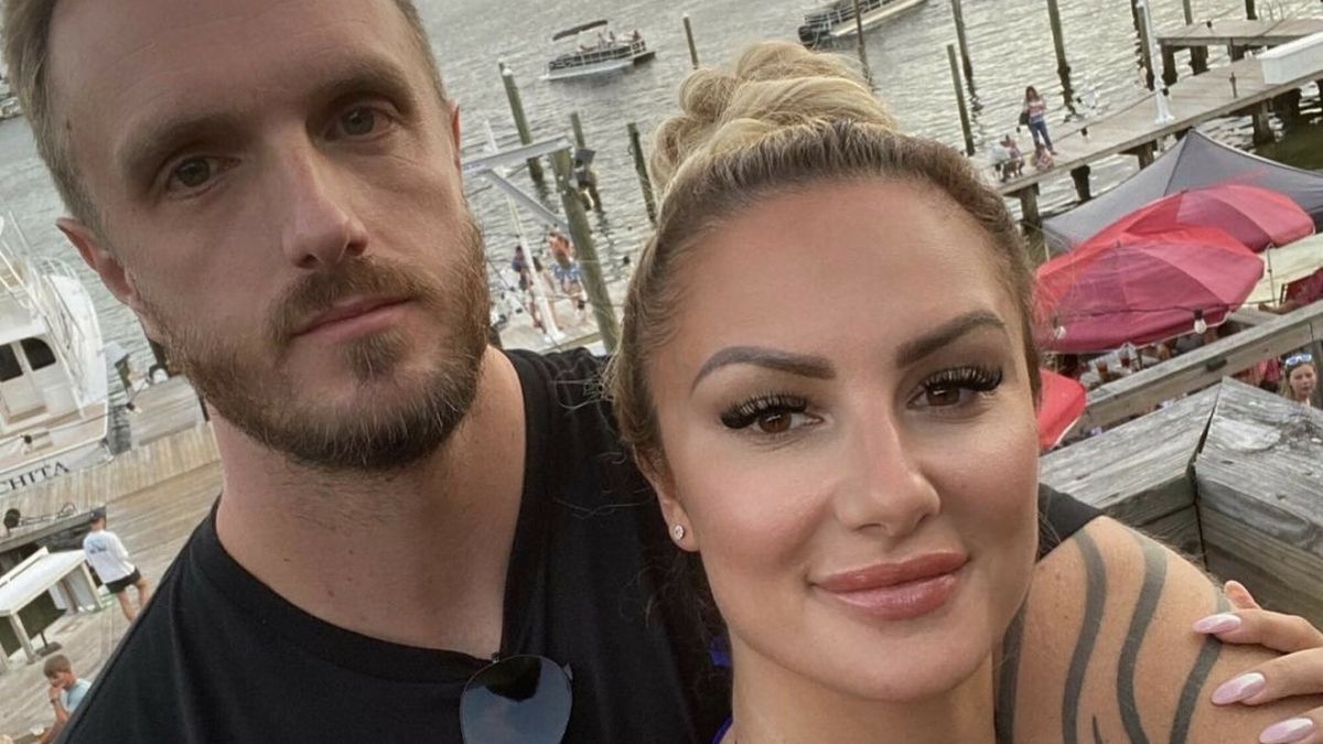 Pozwala swojemu mężowi na seks z innymi kobietami 