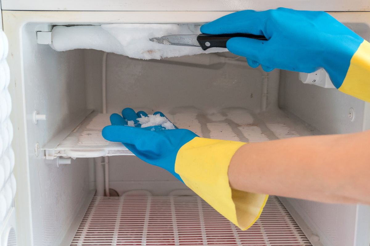 Cleaning the freezer from ice