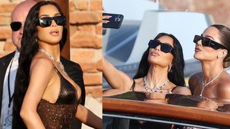 Kim Kardashian w błyszczącej sukni robi sobie selfie z siostrą w drodze na ślub Jeffa Bezosa i Lauren Sánchez