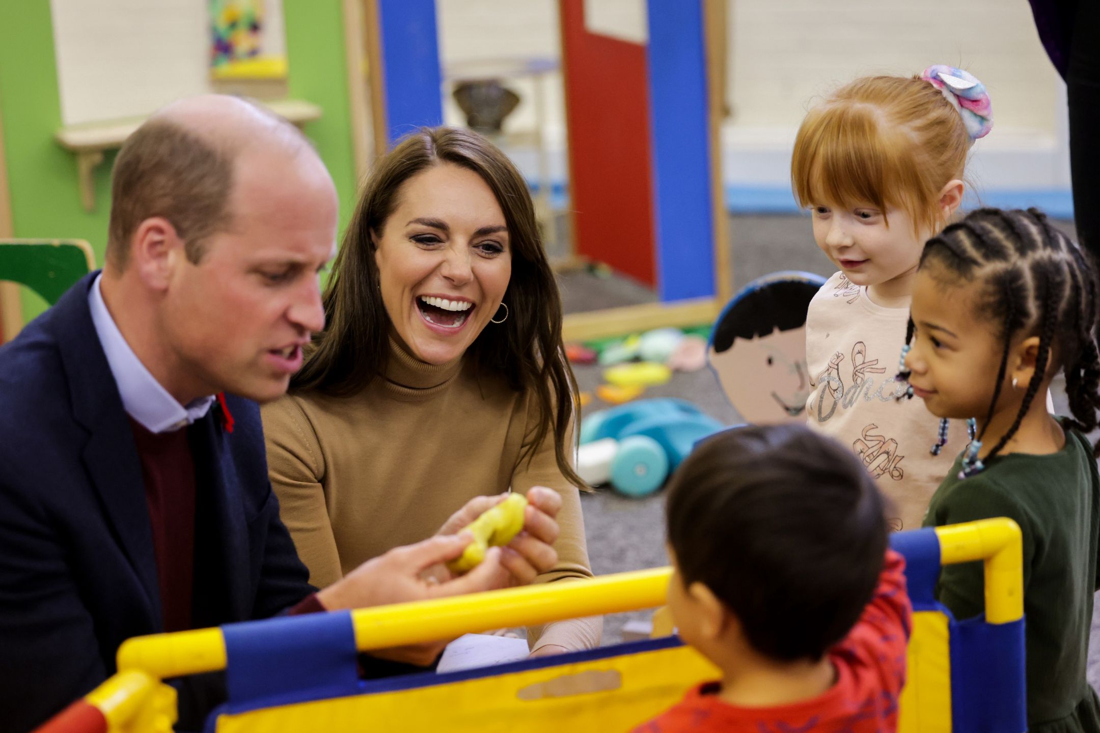 Szykowna Kate Middleton w kamelowym "total looku" dba z księciem Williamem o zdrowie psychiczne brytyjskiej młodzieży