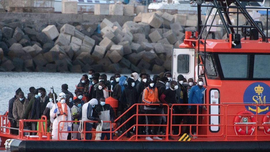 Uratowani migranci docieraFuerteventura island
epa10649333 A total of 57 people arrived at the port after they were rescued off Fuerteventura Island, in Gran Tarajal, Fuerteventura, southwestern Spain, at night on 23 May 2023 (issued on 24 May 2023).  EPA/Carlos de Saa 
Dostawca: PAP/EPA.
Carlos de Saa