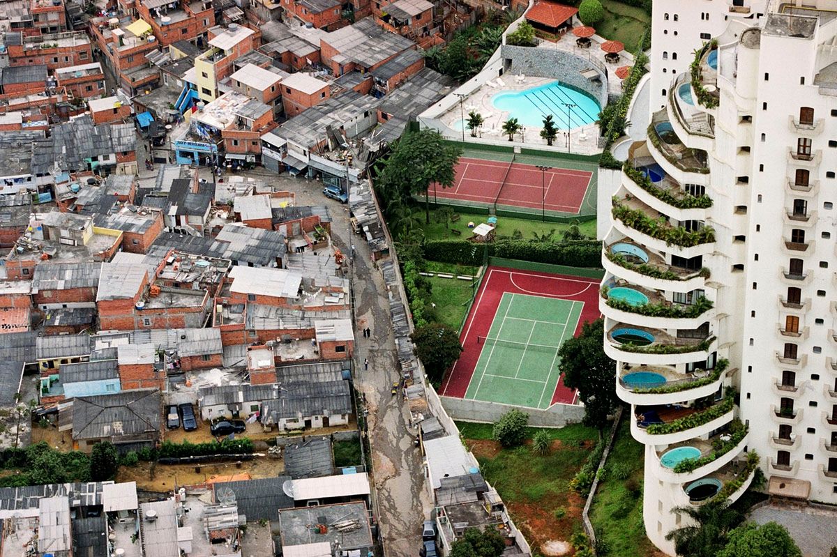 SAO PAULO, BRAZIL, 2005.  The ParaisÃ³polis favela (Paradise City shantitown) borders the affluent district of Morumbi in SÃ£o Paulo, Brazil (Foto: Tuca Vieira)