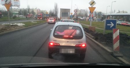 Dziecko na półce bagażnika zamiast w foteliku