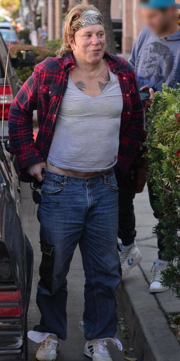 Mickey Rourke w "rockowej" stylizacji maszeruje na lunch w Beverly Hills