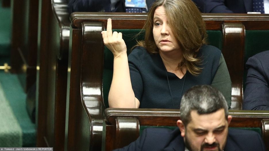 Posłanka Lichocka z PiS miała dostać naganę za ten gest. Posłanka tłumaczy, że zdjęcia zostały zmanipulowane