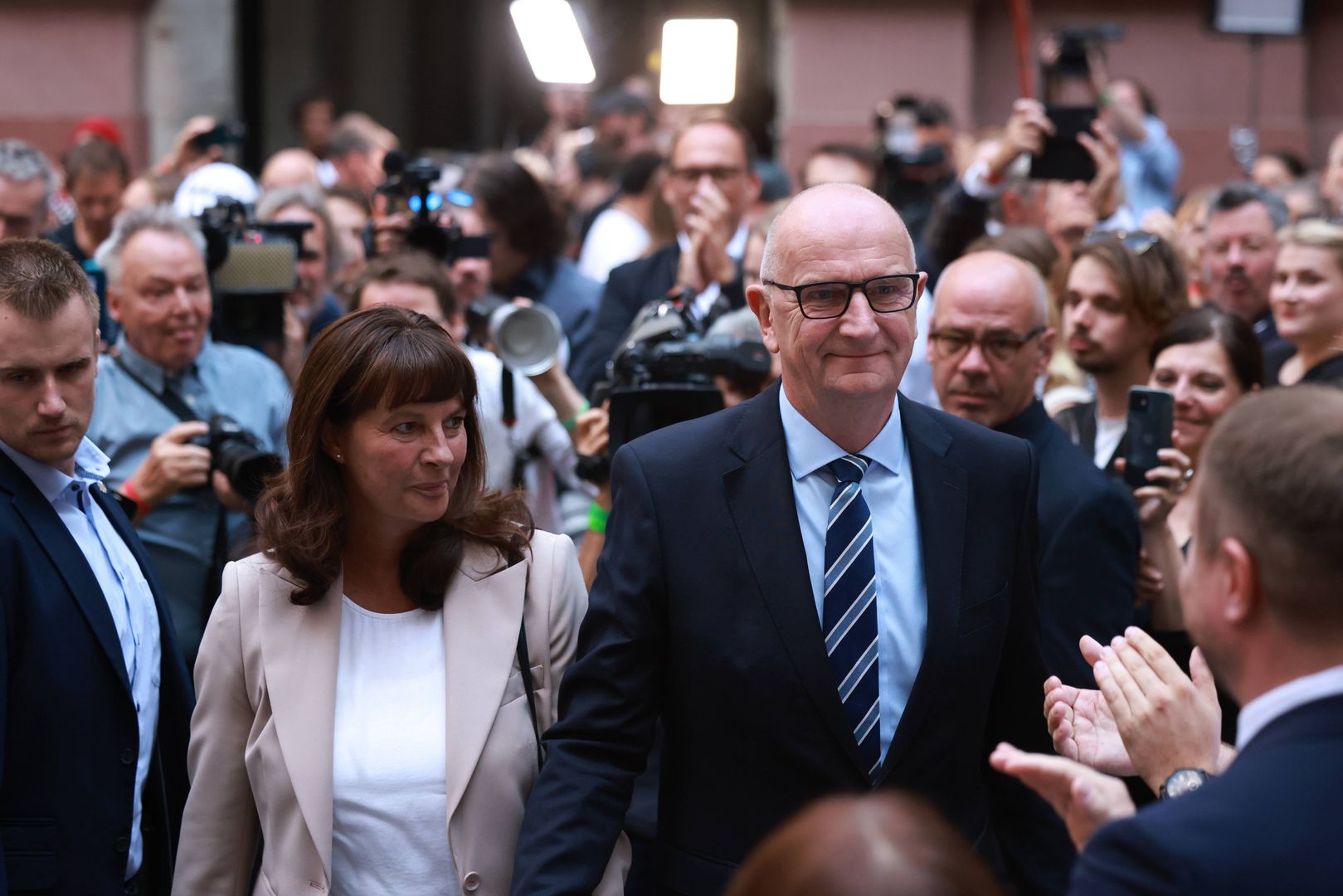 State election in Germany's Brandenburg
epa11619519 Social Democratic Party (SPD) top candidate and Brandenburg State Premier Dietmar Woidke (R) and his wife Susanne arrive after the first projections in the regional state parliament election in Brandenburg during the election evening of the regional Social Democratic Party (SPD) in Potsdam, Germany, 22 September 2024.  EPA/CLEMENS BILAN 
Dostawca: PAP/EPA.
CLEMENS BILAN