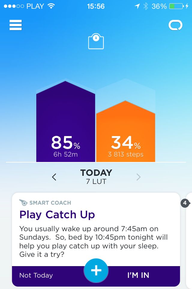 Po synchronizacji aplikacja umożliwa szybki podgląd naszych dziennych i nocnych osiągnięć. U góry symbol wagi, albowiem opaska i aplikacja może współpracować z wagą Jawbone.