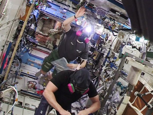 Amerykańscy astronauci w maskach wracają do orbitalnego laboratorium (źródło: NASA)