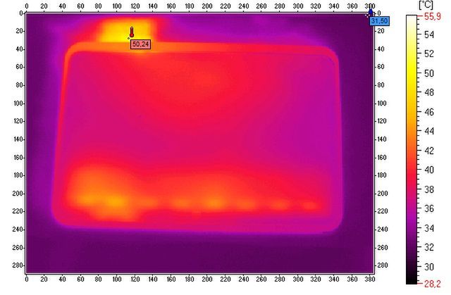 Widok rozkładu temperatury na ekranie po godzinie włączonej matrycy. W dolnej części widać miejsca gdzie prawdopodobnie są elementy regulujące prąd podświetlenia przez co wydzielane jest dużo ciepła.