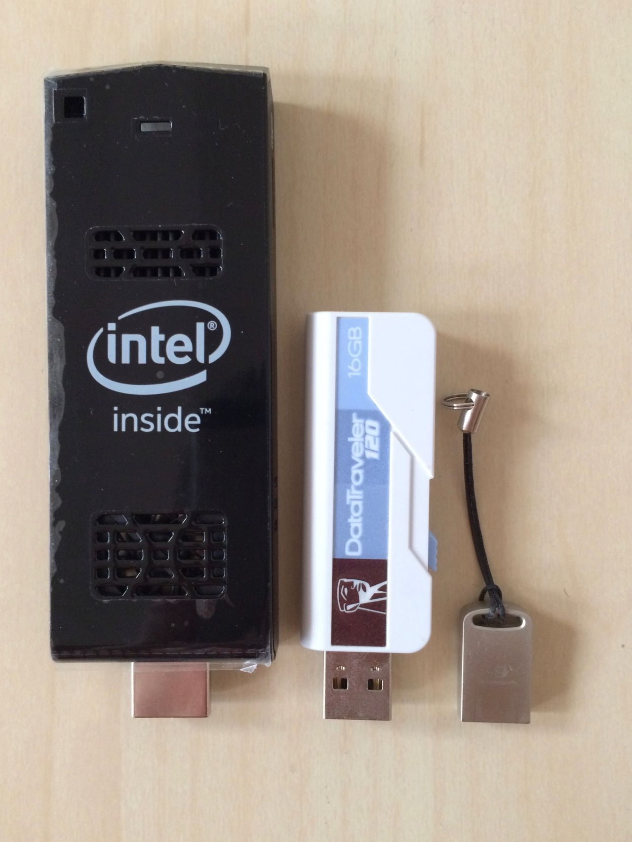 Intel Compute Stick, Pendrive standardowy z bazą członków Anonimous oraz pendrive z którego puszczono wirusa na Kremlu.