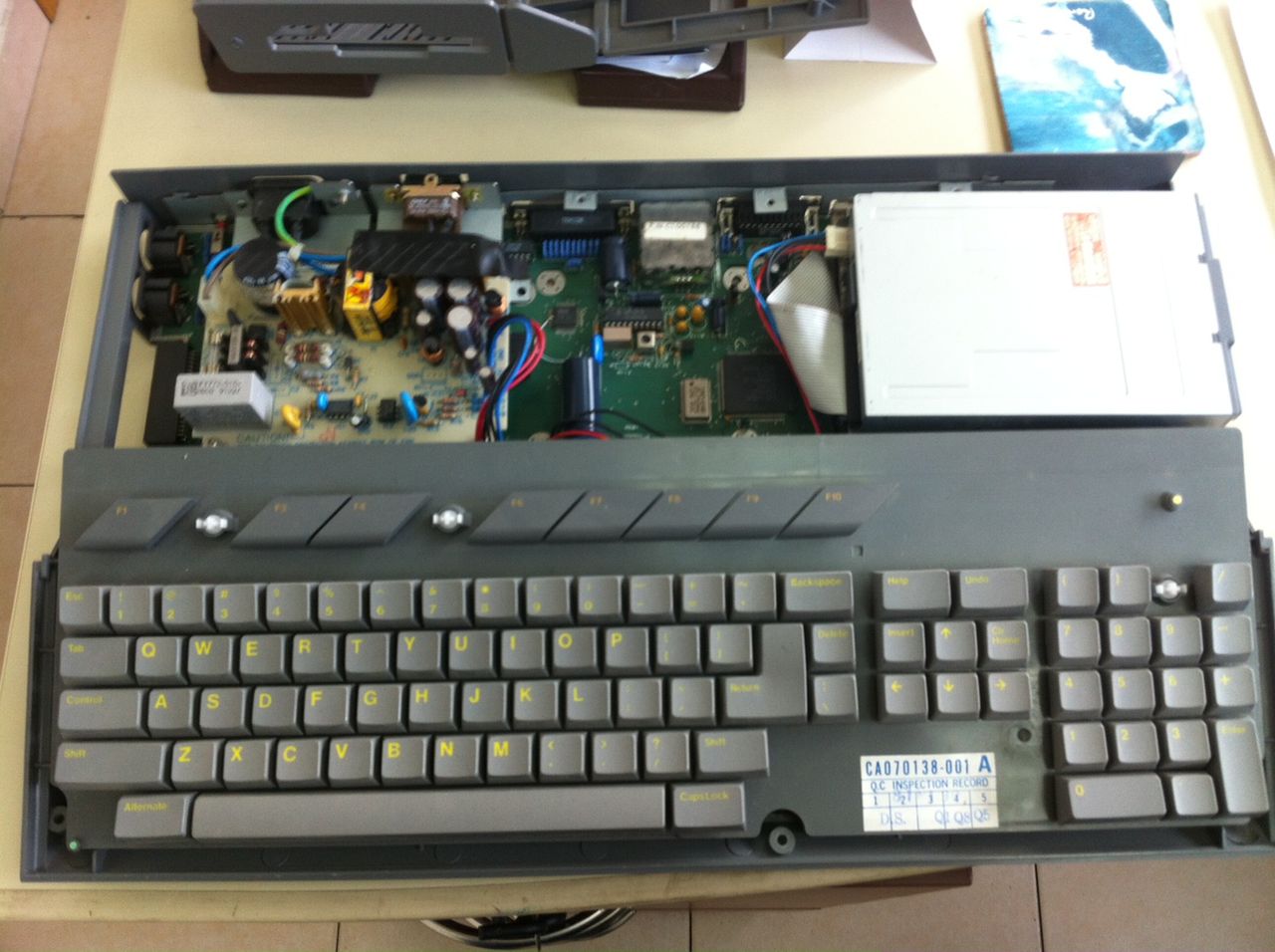 Ciemniejszy kolor plastiku z jakiego wykonana była obudowa Atari Sparrow oraz żółte literki na klawiaturze.