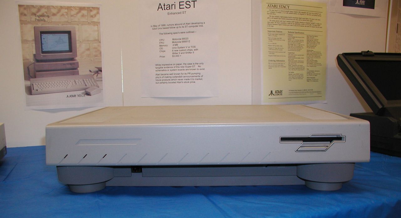 Jeden z niewielu prototypów Atari EST. Prototyp był już wersją przedprodukcyjną, a więc niemal gotową do wdrożenia do seryjnej produkcji.