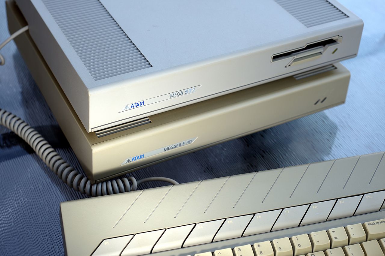 Atari Mega ST2 z dyskiem MegaFile 30 o pojemności 30 MB.