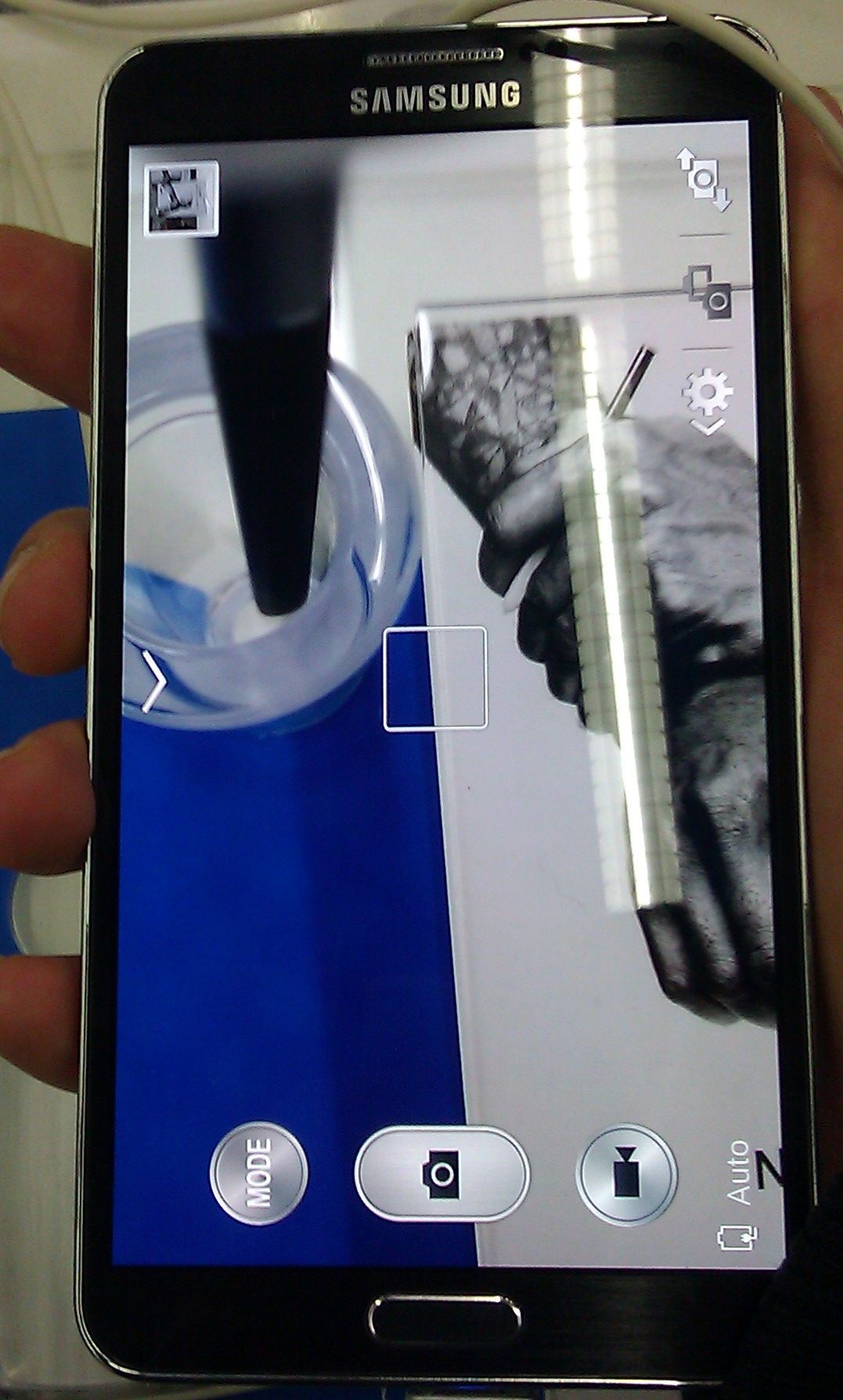 Note 3 mieści się bez problemu w jednej ręce :)