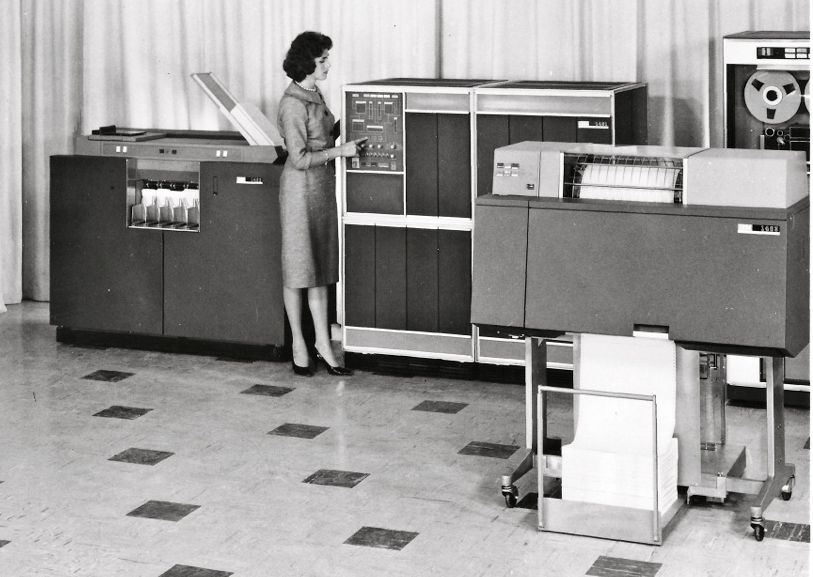 IBM 1401 - zdjęcie promocyjne. Komputer cywilny, teoretycznie możliwy do zakupu przez zakłady Elwro… ale tylko teoretycznie.