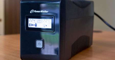 PowerWalker VI 850 LCD – tani zasilacz awaryjny do domu